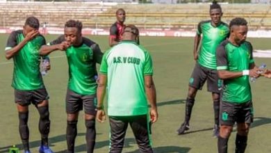 Photo de Blessing vs Vclub, duel des extrêmes dans le respect