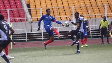 Photo de Mazembe porté par Beya, Sanga Balende avance et Renaissance accroché