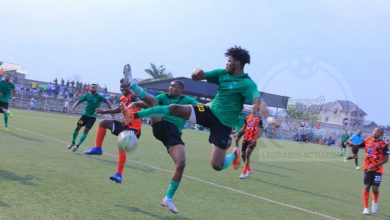 Photo de Kabwe délivre Vclub du piège face à Dauphin Noir