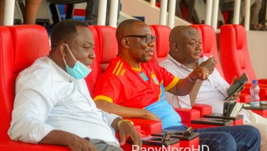 Photo de Blessing en démonstration face à Sanga Balende, le président Bosco Mwehu admiratif