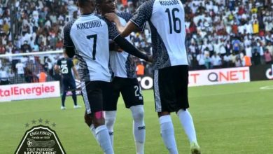 Photo de Mazembe déculotte RCK, Bazano et Sanga Balende se tiennent à respect