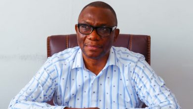 Photo de Violences dans les stades, le président Bosco Mwehu tape du poing sur la table
